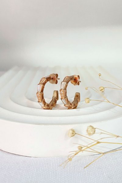 MİNELİ TAŞ DETAYLI ROSE GÜMÜŞ KÜPE