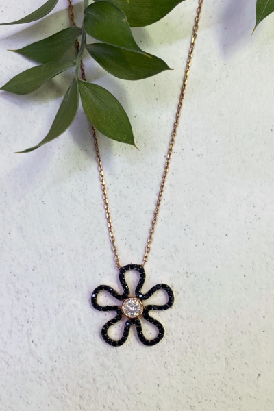 SİYAH TAŞ DETAYLI ÇİÇEK MODEL GÜMÜŞ KOLYE